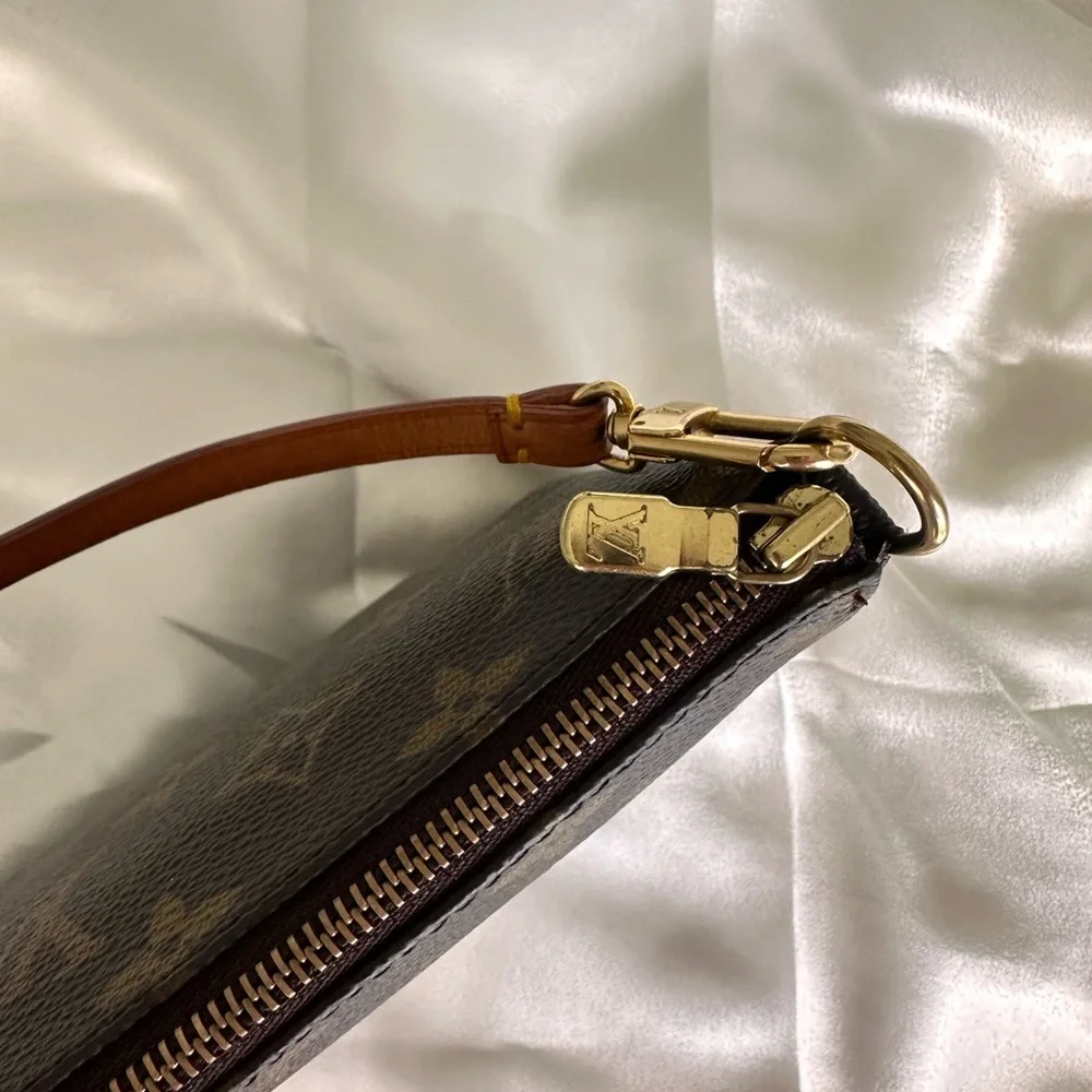 Louis Vuitton Monogram Canvas pochette Shoulder Bag